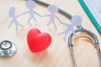 Souscrire une mutuelle santé à Paris : bien choisir sa couverture santé pour protéger son budget